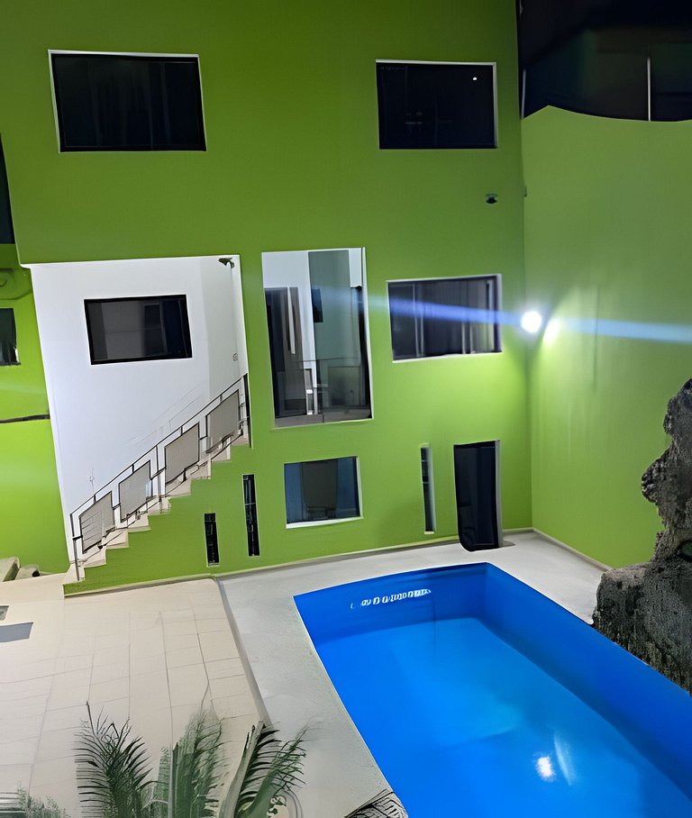 Quarto para você na Liberdade Casa com Piscina!